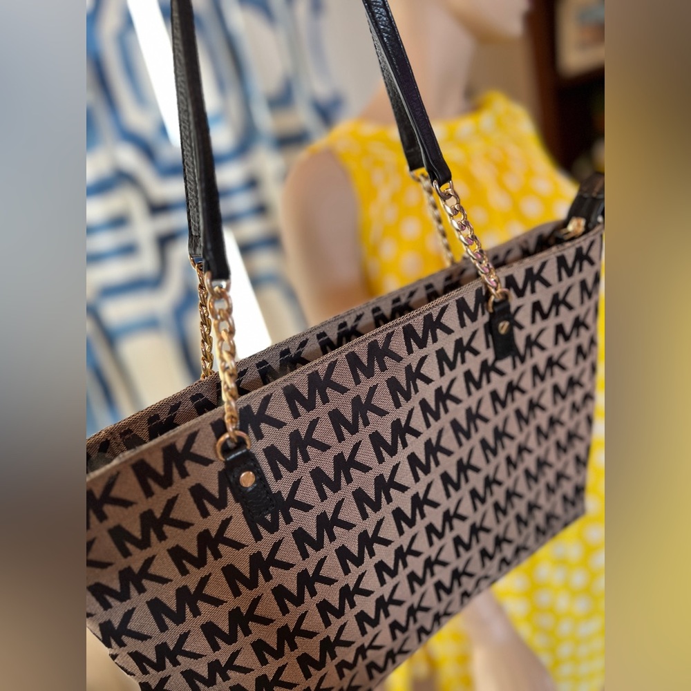 Michael Kors Jet Set Signature Tote - Picture 5 of 13